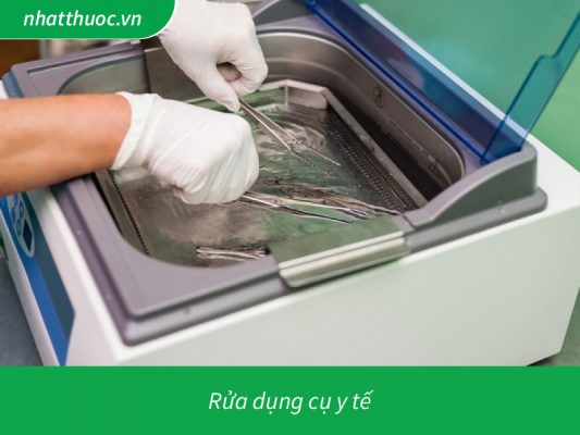 Rửa dụng cụ y tế